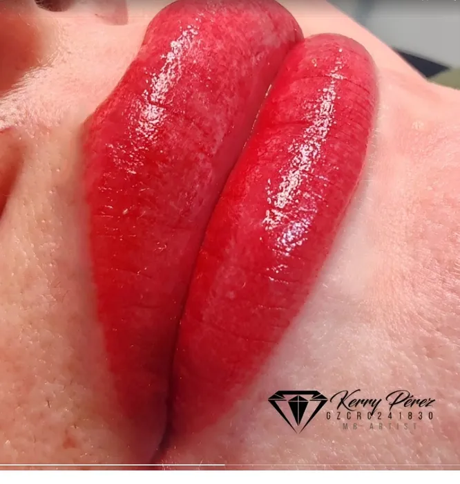 Micropigmentación de labios color rojo